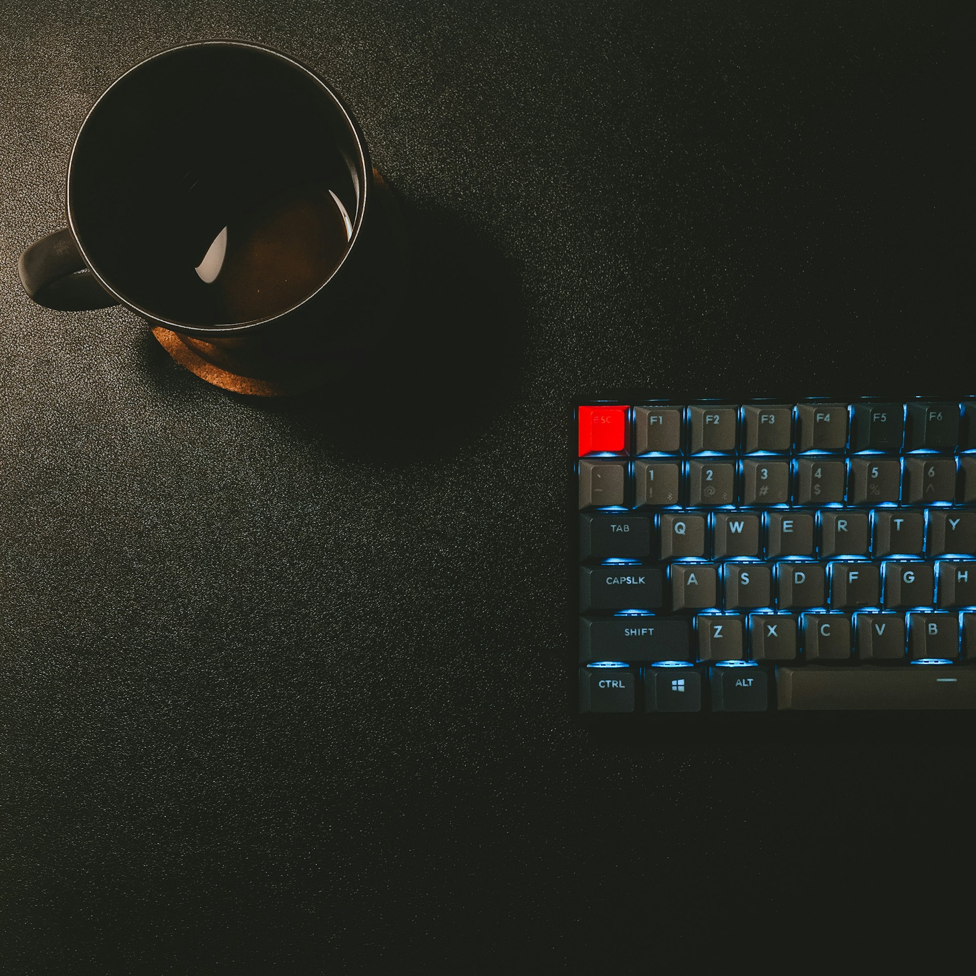 Clavier et une tasse de café.